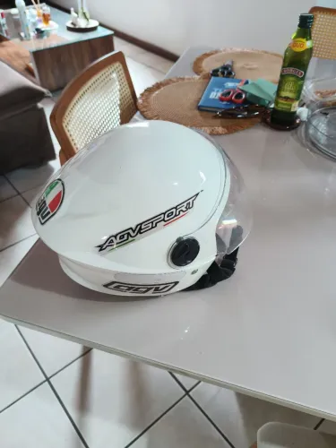 Dois capacetes ótimo estado