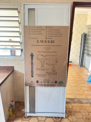 Porta de alumínio modelo Serteira NOVA na embalagem 