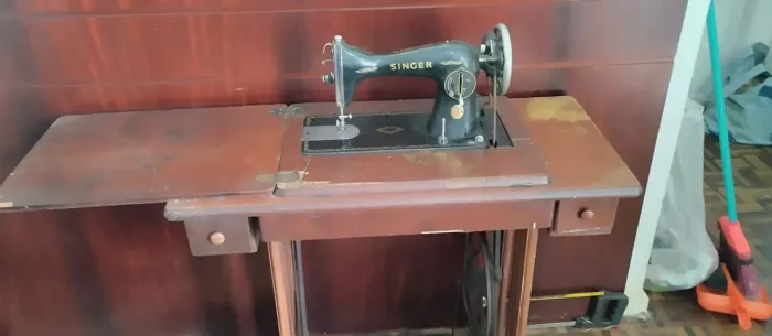 Maquina Costura Singer Antiga Com Pés De Ferro E Gabinete.