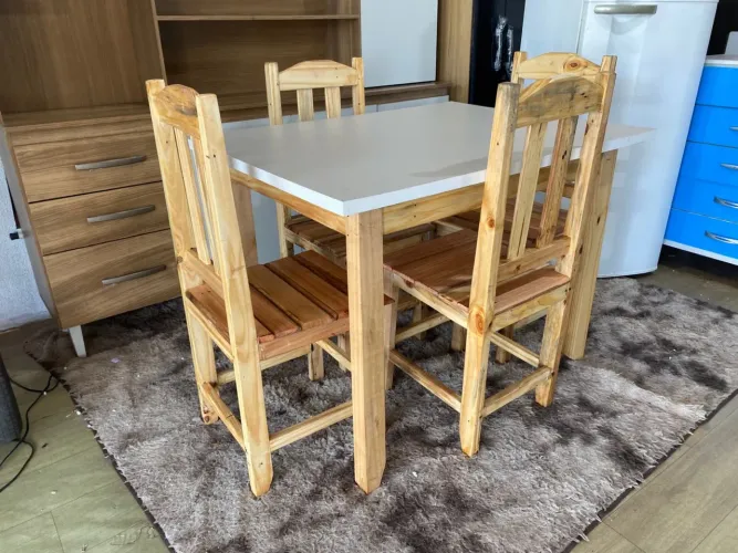 Mesa de madeira com 4 cadeiras nova (entrego)