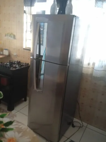 Vendo geladeira Eletrolux frox frix está desligando vendo do jeito que está