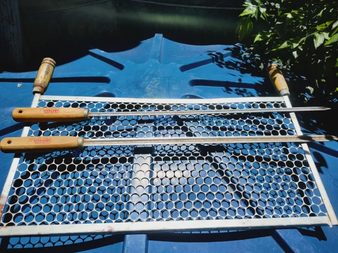 Vendo dois espetos e uma grelha pra churrasco