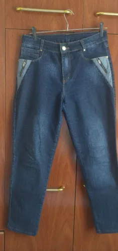 Calça jeans detalhe na frente.