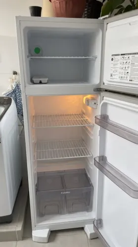 Geladeira branca Smaltec