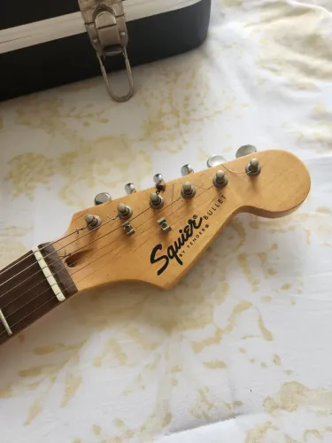 Guitarra Square by Fender com estojo protetor e correia . Obs: Cor Azul Marinho