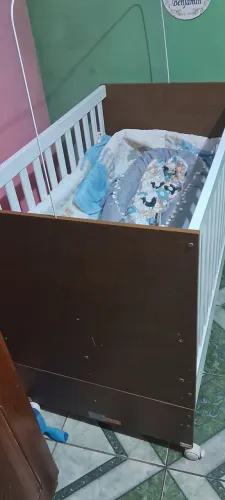Vendo berço completo em bom estado por 250 reais.zap. *
