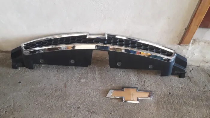 Grade dianteira superior para o Chevrolet Cruze (Sedan/Hatch) + emblema frontal conservado