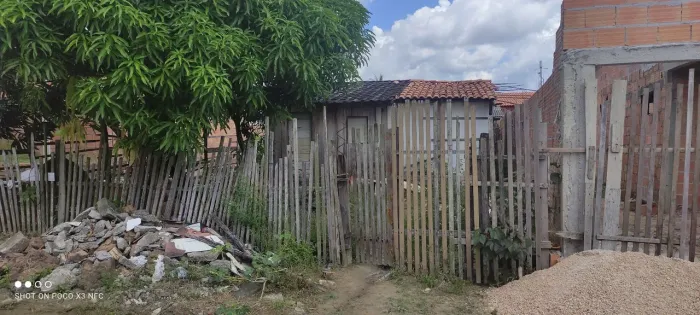 Terreno e casa de madeira