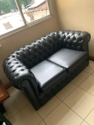 Sofá Chesterfield de 2 lugares em capitonê preto