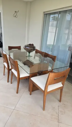 MESA DE SEIS CADEIRAS DE VIDRO C/BASE MADEIRA MACIÇA 2,12 m × 1,05 m