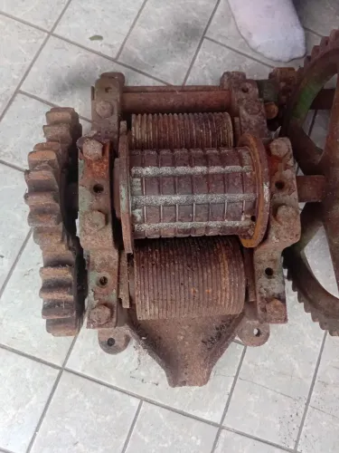 Vendo esta moenda de cana antiga .