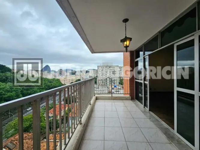 Laranjeiras| Vista livre Pão de Açucar e verde! Varandão, três quartos, sendo um suíte, de