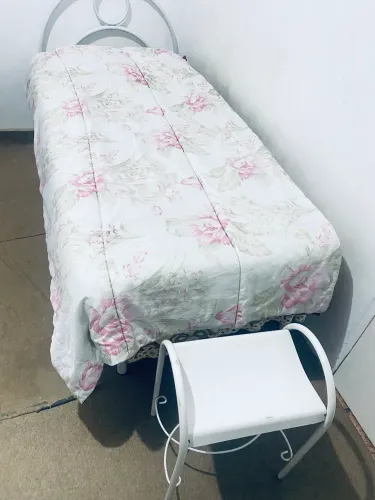 Cama com Colchão e Mesa de Cabeceira Jorge Nicole