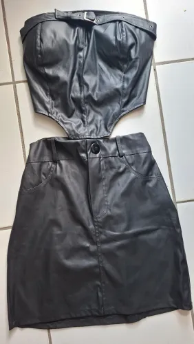 Conjunto Feminino Preto em Couro Sintético - Saia e Cropped