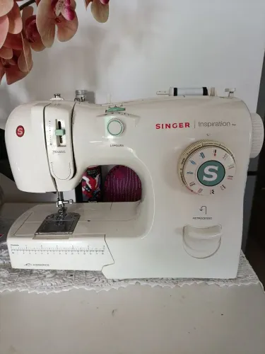 Vendo máquina de costura Singer inspiration