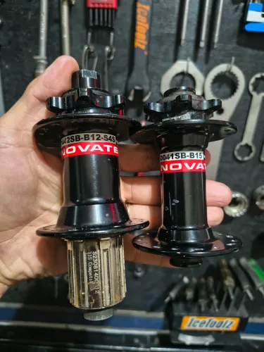 Par de cubos Boost Novatec