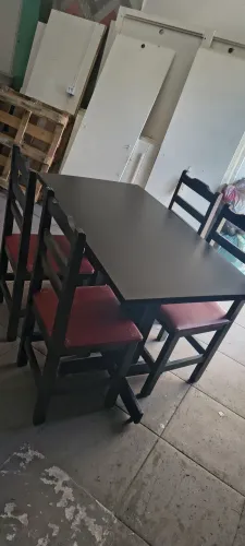 Mesas e cadeiras