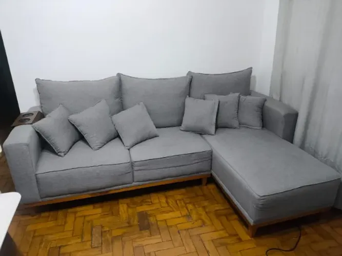 Sofá Três lugares com chaise.
