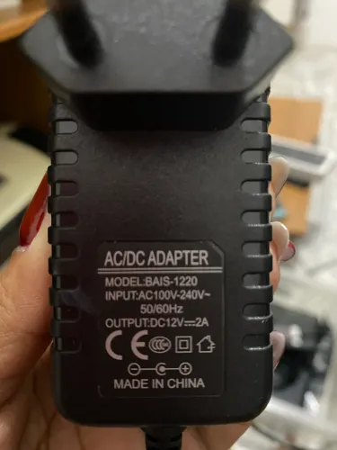 fonte AC/DC genérica de 12 V e 2 A (modelo BAIS-1220).