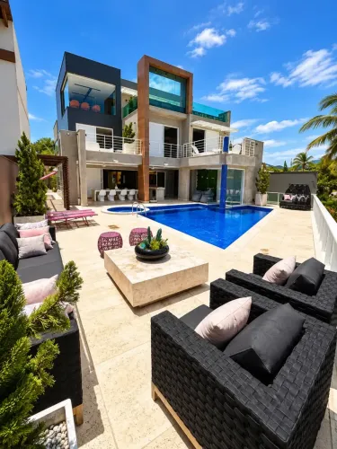 Casa Contemporânea com 4 Suítes e Piscina | Camboinhas | 682m²