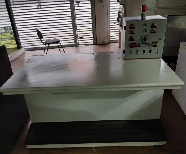 Bancada de Trabalho Grande com Armários Laterais e Painel Elétrico