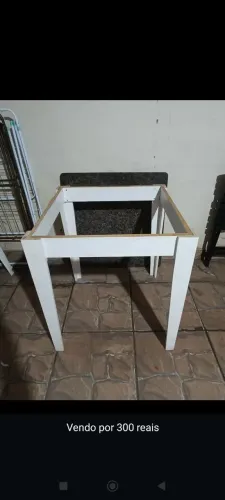 Mesa de madeira com tampo mármore 