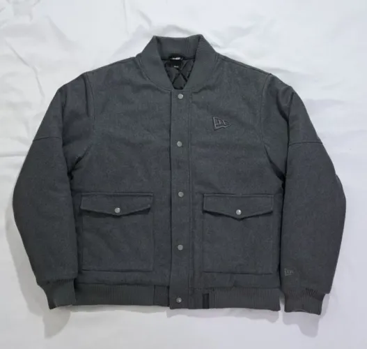 Jaqueta Bomber New Era varsity lã