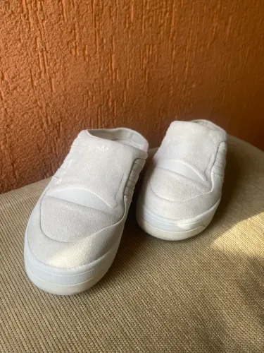 Tênis Adidas Rivalry Mule na cor Cloud White