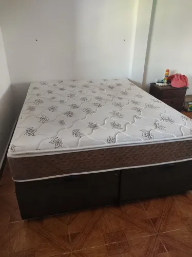 Cama Queen com baú