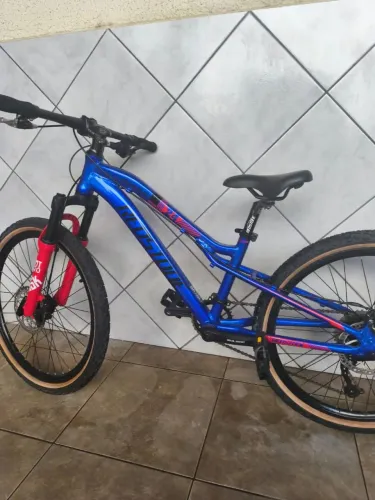 MTB infantil/juvenil aro 24 da redstone Alpha, com suspensão dianteira e transmissão 1x9