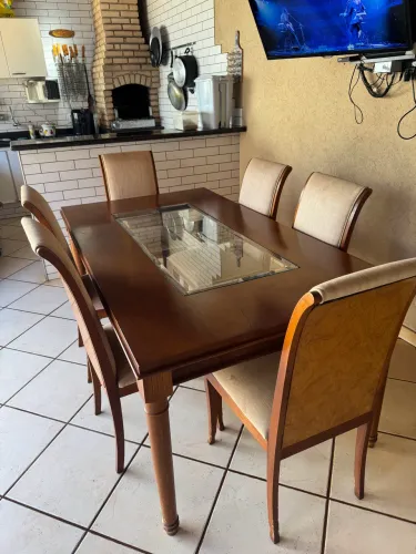 Mesa c/ 6 cadeiras (madeira, vidro, estofados) marca Móveis Casa Verde