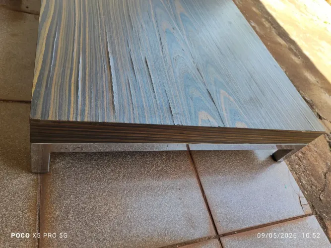 Mesa de madeira de centro