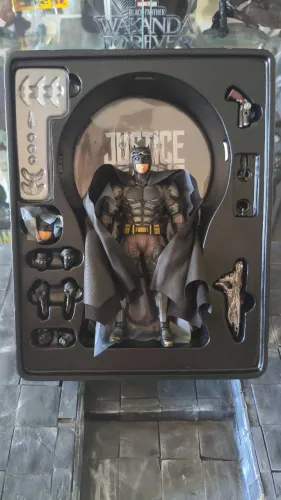 Mezco Batman Tactical Suit Justice League
