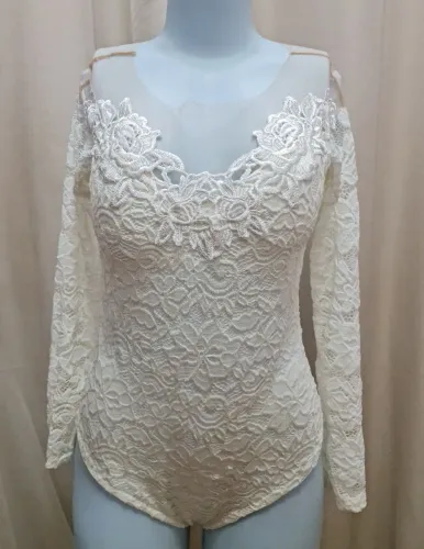 BODY OFF WHITE TODO TRABALHADO EM RENDA NOVO SEM USO TEM BOJO NOS SEIOS MUITO ELEGANTE