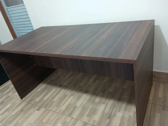 Mesa grande pesada de MDF marron nova no tam. 1,80x0,90x0,90 a 800,00