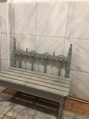 Dois bancos de madeira pura