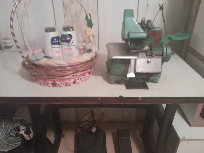 Vendo máquina de costura overlock chinesinha