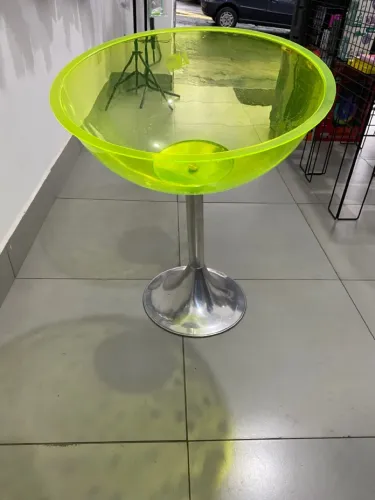 Mesa Bistrô de Canto / Centro em Acrílico Verde Limão Neón e Base Cromada