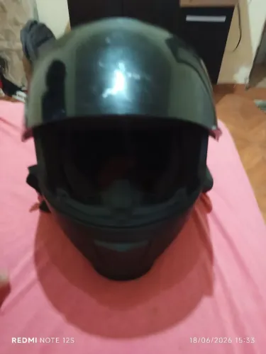 Vendo capacete seme novo um mês de uso  com um fone vem junto 