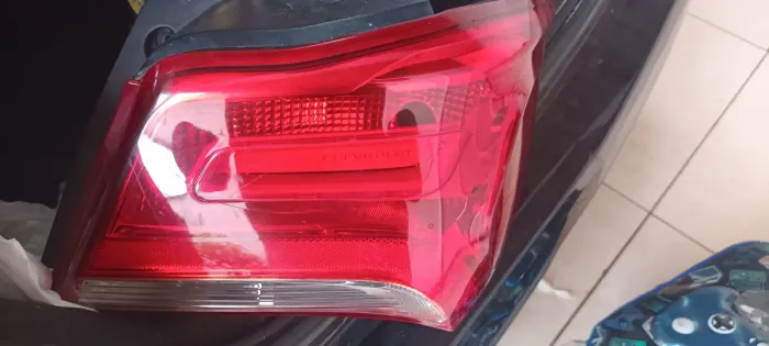 Vendo lanterna Lado direito Onix lt 2019 ( trincado)