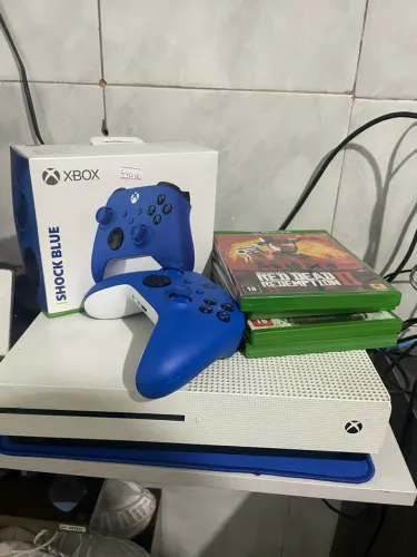 ? Xbox One S 500GB + Controle Series X|S + 4 Jogos