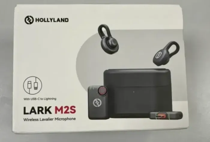 Este é um microfone de lapela sem fio Hollyland Lark M2S.