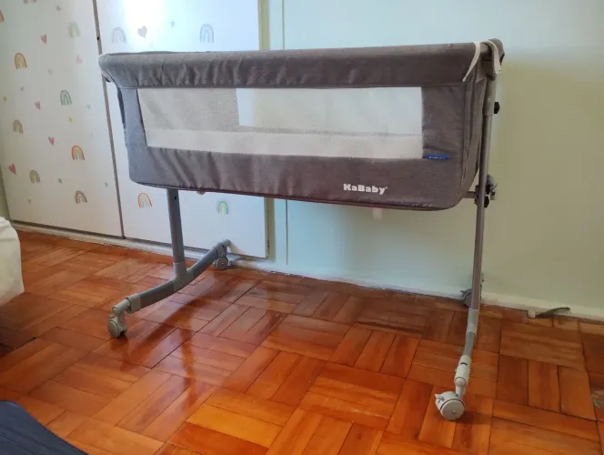 Berço portátil - KaBaby<br>Cor: cinza<br>Altura ajustável<br>Modo Balanço<br><br>Bem conservado