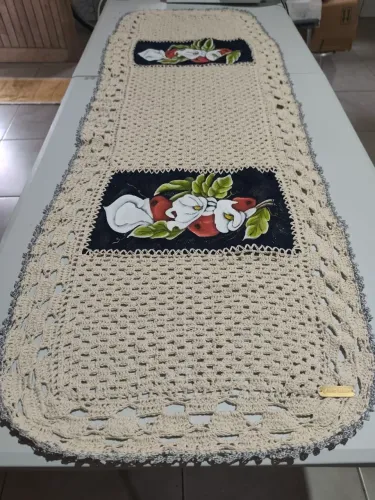 Trilho de mesa, totalmente feito a mão!Medidas 1,43 x 0,51cm.