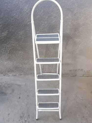 Escada de abrir de 5 degraus Branca.