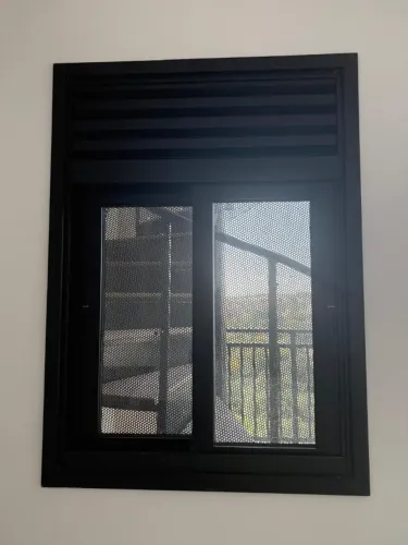 Janela de Vidro de Correr com Esquadria Preta - 2 folhas