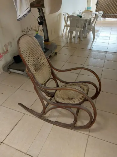 Cadeira de balaço antiga precisando reparar a palhinha 