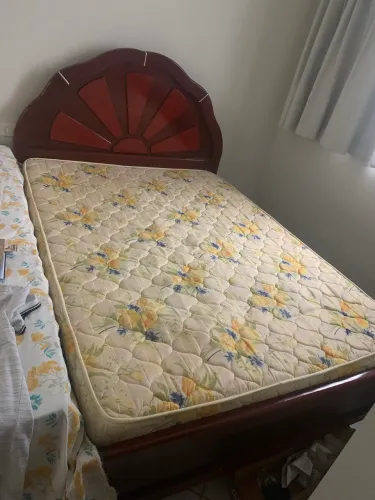 Cama de madeira maciça 