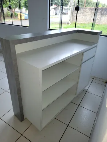 Vendo móveis de loja de vestuário infantil