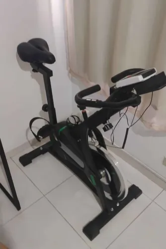 Kit fitness bicicleta ergométrica, halteres, anilhas, tapetes e corda.